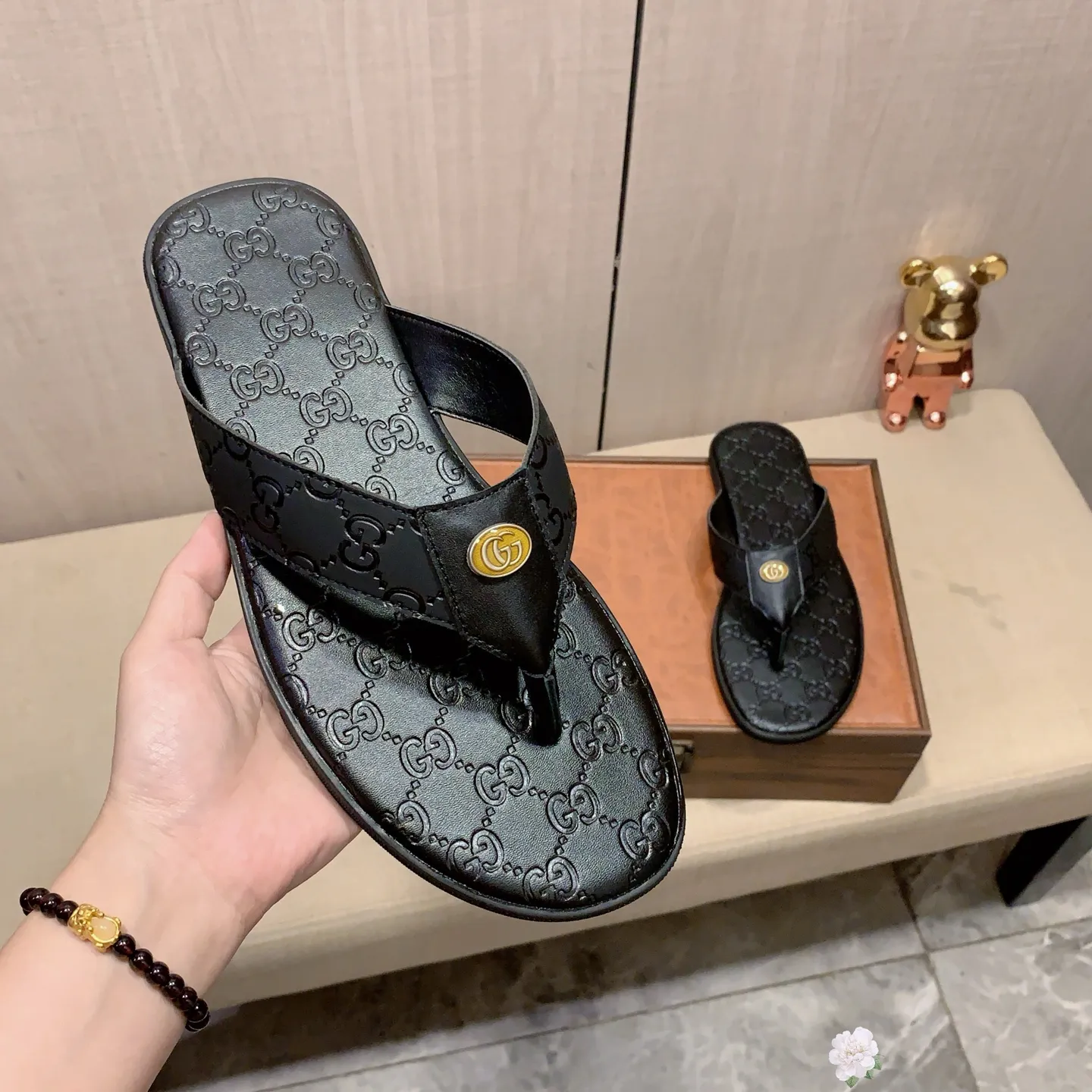 Slippers: New model: Factory price: 260💰💰🎩🎩🔥🔥《 Gucci* 》Series of slippers top purchasing agent🔍🔍Sold at the same time for men, original Italian imported webbing made of selected cowhide, exquisite workmanship,), sole: (super comfortable) original factory special sole, ⚠️exclusive double-layer movable molded sole super comfortable⚠️, real shot🎬the real thing is more beautiful🔍🔍266 regular code 38-44, can be ordered 45.